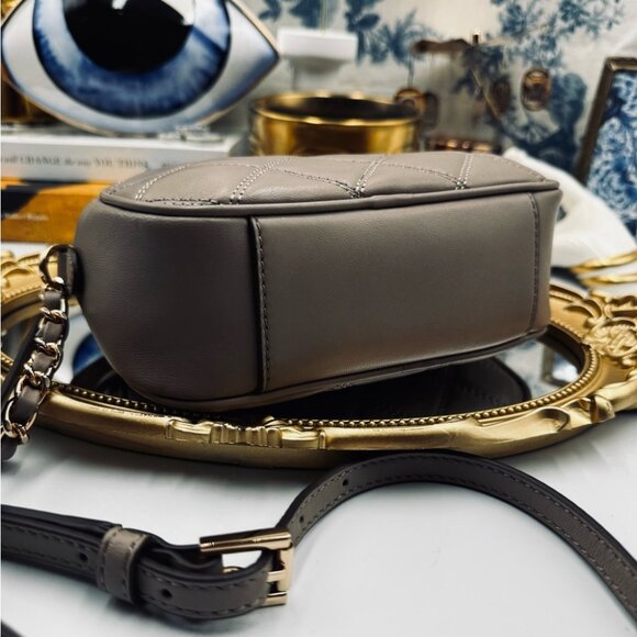 🆕 TORY BURCH 🧿 NWOT Savannah Chain Link Camera Bag, French Gray AUTHENTICATED - Picture 9 of 15